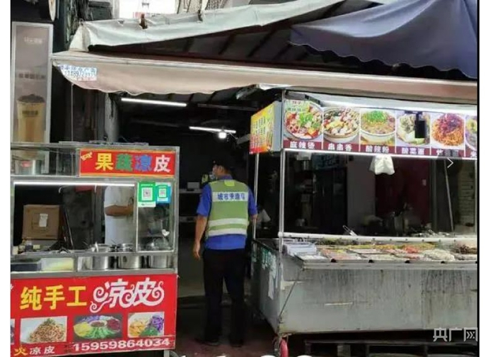 市容中队开展检查，对公共场所人员聚集活动进行劝导，避免疫情传播风险（央广网发 南安城管供图）