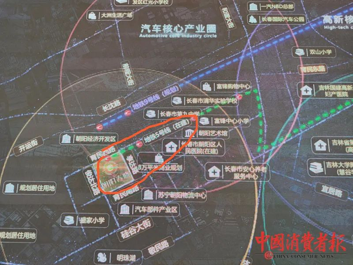 ▲在楼盘位置图中，“地铁5号线（在建）”标示在该楼盘附近。李洪涛/摄