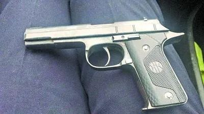 ▲查获的“仿64”手枪......