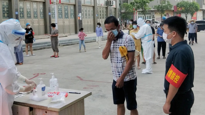 检察干警在抗疫一线。