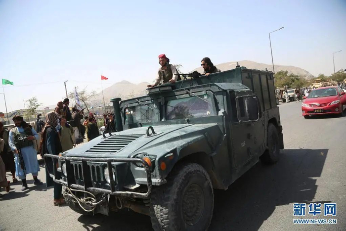 塔利班在阿富汗喀布尔街头乘车巡逻。新华社发