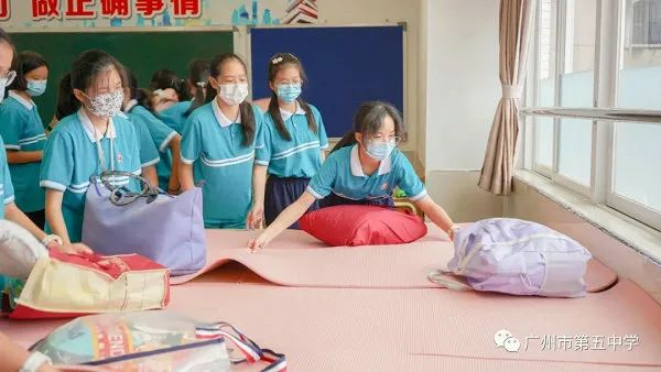 午休前，广州市第五中学的学生铺瑜伽垫。学校供图