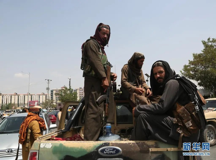 喀布尔街头的阿富汗塔利班成员。新华社发