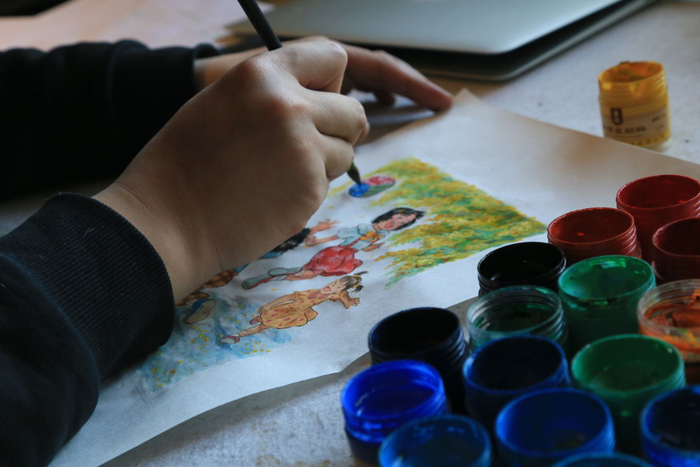 ▲景绍宗绘制《儿童游戏》系列邮票。受访者供图