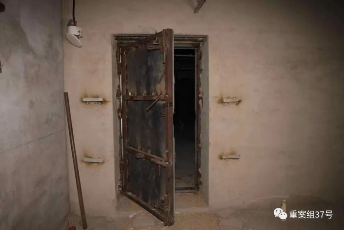 ▲石家庄市庄路江西大厦负一层赌场后门逃跑通道。