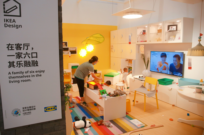 ▲2021年8月12日，上海“育儿经济”火热，一些商家改建升级后环境设计布置也紧跟时事政策，“二胎婴儿房”“两孩”“三孩”家庭儿童房等家居营销，吸引了不少年轻家长带着孩子前来“入住”体验。图/IC photo