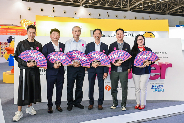 香港驻京办主任梁志仁与到场嘉宾合影