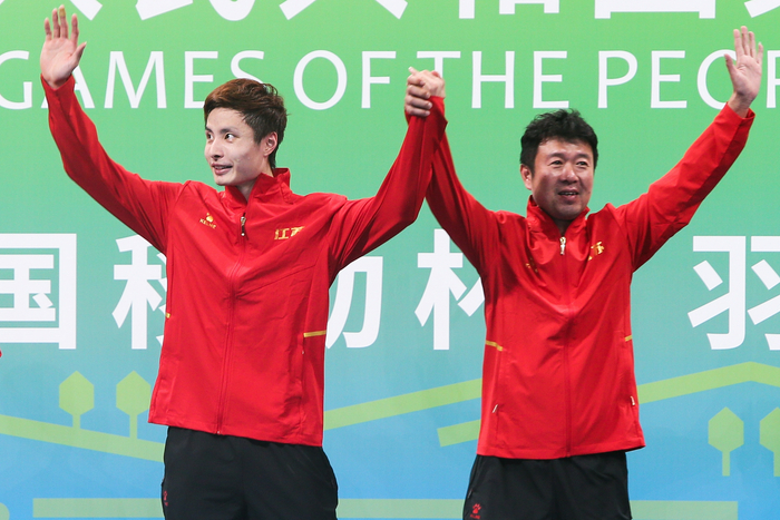 石宇奇和教练登上最高领奖台。