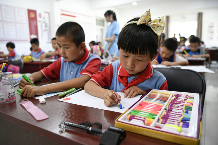 ▲2021年7月30日，宁夏银川市兴庆区通贵乡通贵村学生在公益暑托班学习绘画。今年暑期，兴庆区持续开展公益暑托班活动，依托儿童之家等场所，丰富孩子们的假期生活，营造少年儿童健康成长良好氛围。新华社记者 冯开华 摄
