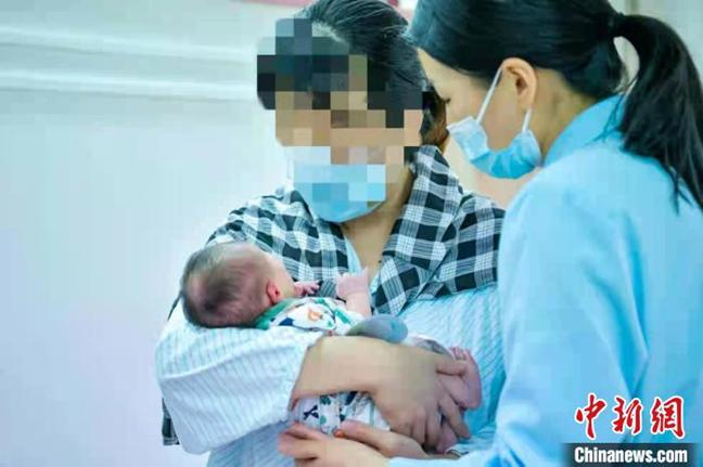 一位母亲与她的孩子。　复旦大学妇产科医院供图