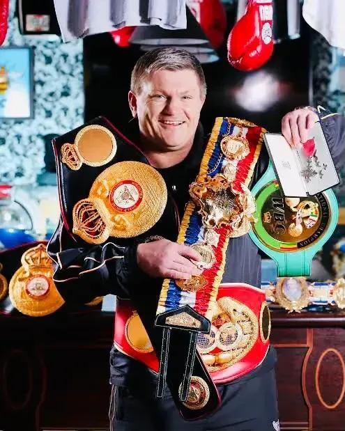 他曾是英国骄傲的全胜拳王,职业生涯被梅威瑟和帕奎奥断送.哈顿