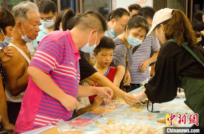 月饼试吃活动 翟李强 摄