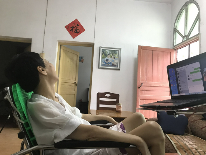 9月16日，看着墙上的“福”字，李小中笑了。新京报记者 聂辉 摄