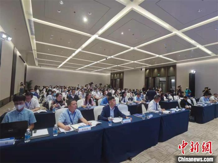全国教育界专家学者齐聚蓉城。　王爵 摄