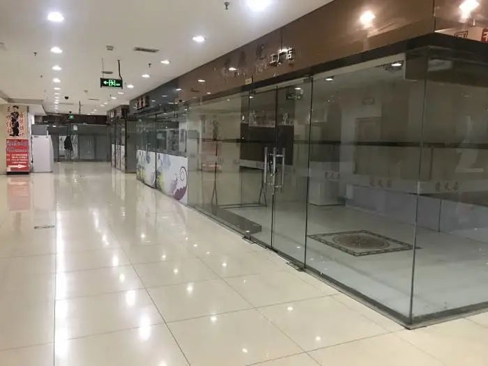 多家店铺关闭撤走。苗诗雨 摄