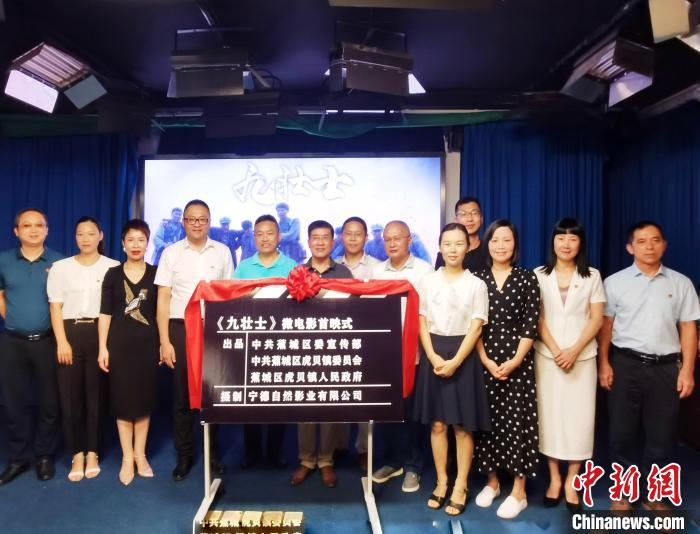 图为合影留念。　林榕生 摄