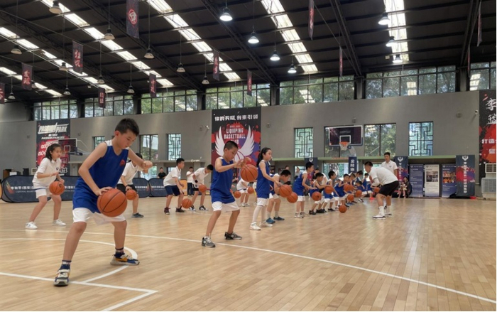 （李秋平篮球俱乐部实拍图，企业供，央广网发）