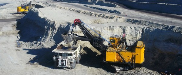 宝日希勒能源露天煤矿5G+无人驾驶矿卡编组运行现场