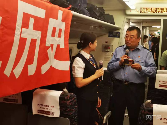 战义在动车上讲述自己与“小人书”的故事（央广网记者 王晶 摄）