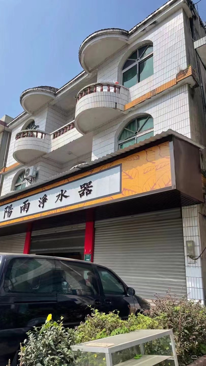 李小中安化老家带花园阳台的三层小洋楼，一楼和三楼出租，全家住在二楼。新京报记者 聂辉 摄