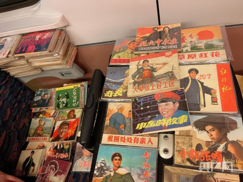战义收藏的“小人书”（央广网记者 王晶 摄）