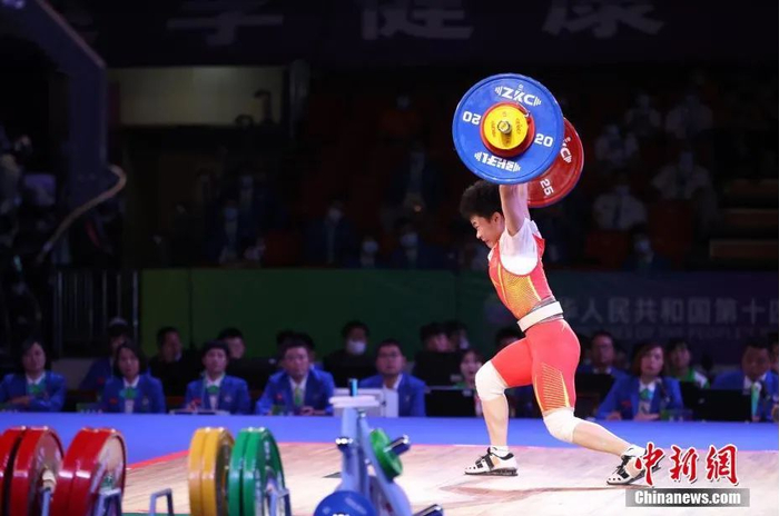 第十四届全运会举重女子49公斤级决赛在陕西渭南举行，湖南队选手侯志慧以抓举96公斤、挺举118公斤、总成绩214公斤夺冠。图为侯志慧在比赛中。中新社记者 蒋启明 摄