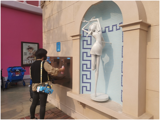 图为饮用水小站。PS：小姐姐背的蓝色爆米花小汽车195元，而且每人限购一个，高峰期需排队半小时才能买到，大家可以酌情剁手