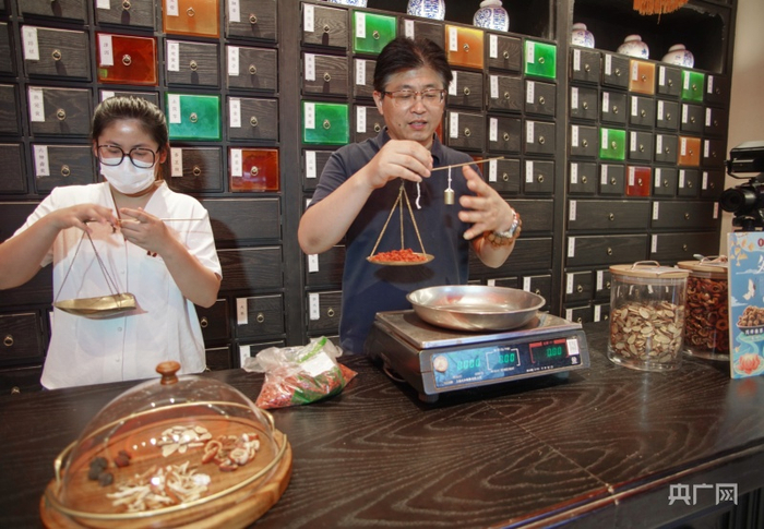 从业30年童涵春堂老法师乐惠明现场演示了“一把抓”技艺（央广网发 受访者供图）