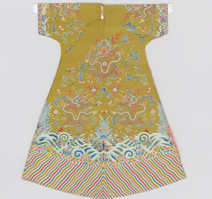 秋香色缂丝五彩云蝠金龙吉服袍料（北京艺术博物馆）