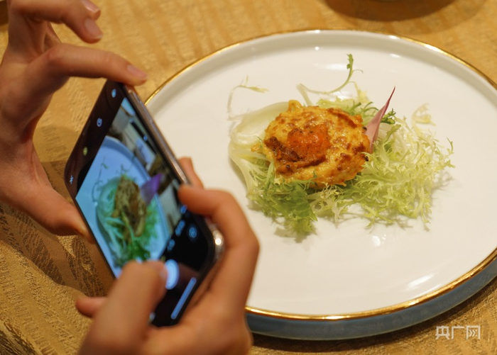 王宝和大酒店的芝士海胆焗蟹斗（央广网发 受访者供图）