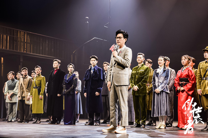 制作人靳东在首演结束后上台发言。