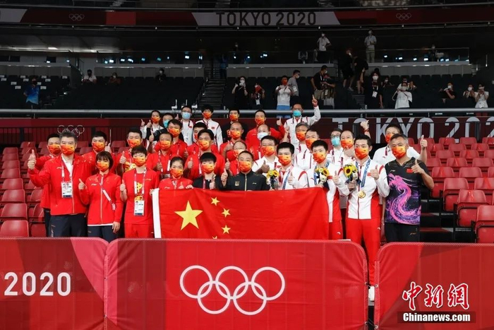 图为中国乒乓球队庆祝夺冠。中新社记者 韩海丹 摄