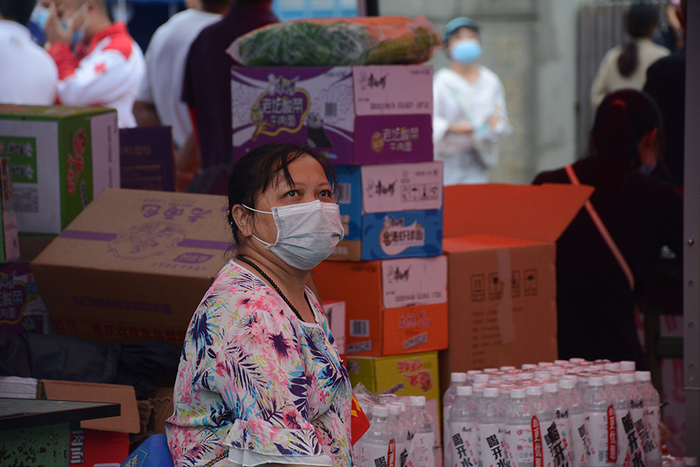 16日，龙脑桥小学安置点物资发放区。本文图片均由澎湃新闻记者 胥辉 摄