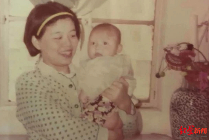 ▲许敏女士与幼年时的姚策。受访人供图