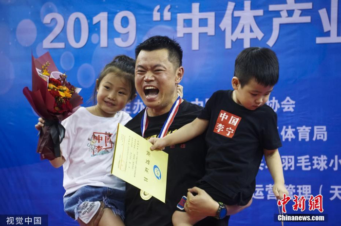 资料图：2019年7月29日，2019年全国乒乓球锦标赛男单决赛，39岁老将侯英超4比0横扫王楚钦，时隔19年再夺全锦赛男单冠军。图片来源：视觉中国