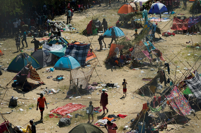 ▲美国得克萨斯州德尔里奥市，超过1.4万名海地人在一座桥下搭起临时营地。图源：《纽约邮报》