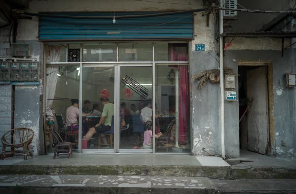 汉口汉正街。汉正街即古汉口正街、官街，驻有巡检司衙门。谌毅图