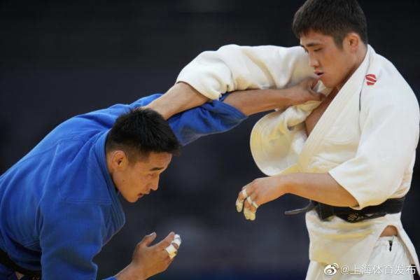 谢亚东（右）在比赛中。 图片来源：@上海体育发布