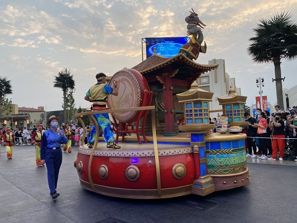 图说：北京环球影城的花车巡游