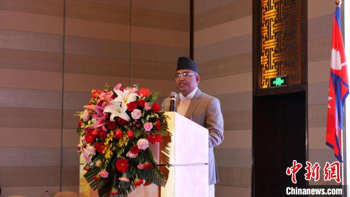 图为尼泊尔驻拉萨总领事馆总领事纳瓦拉杰·达卡尔正在讲话。　谢牧 摄