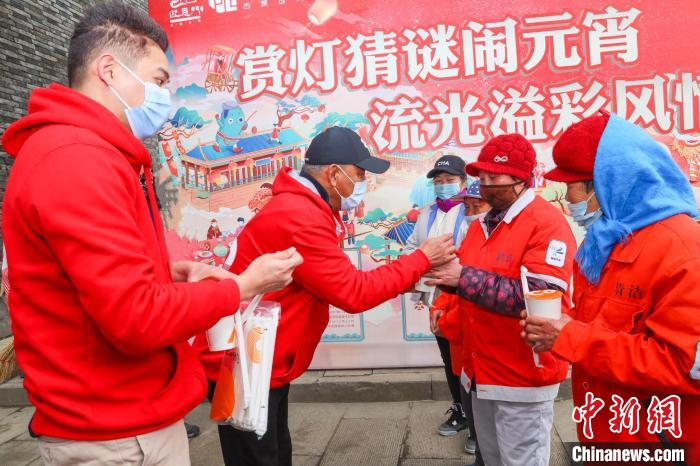 寒冬里，台商父子为大陆环卫工人送温暖 张菁雯 摄