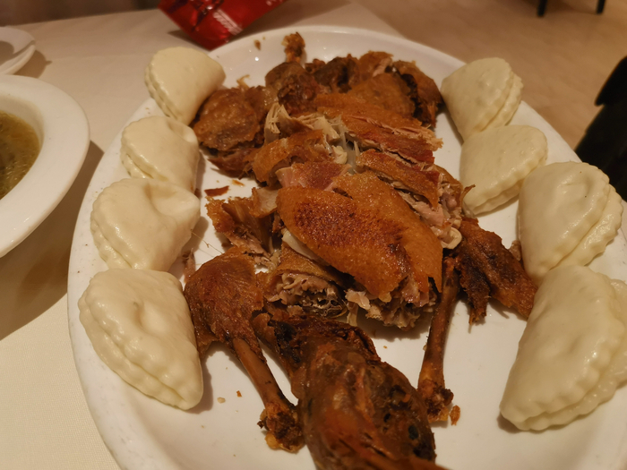 苏州老店的香酥鸭，也是夹饼的路子。