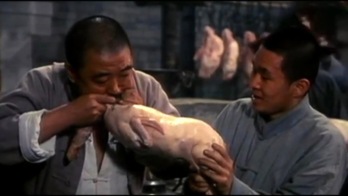 电影《老店》中制作烤鸭的过程