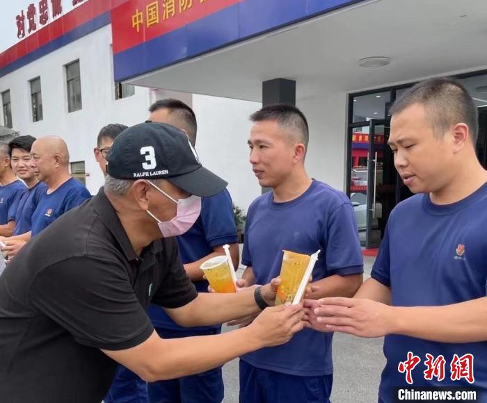 夏日里，台商为消防战士送冷饮 张菁雯 摄