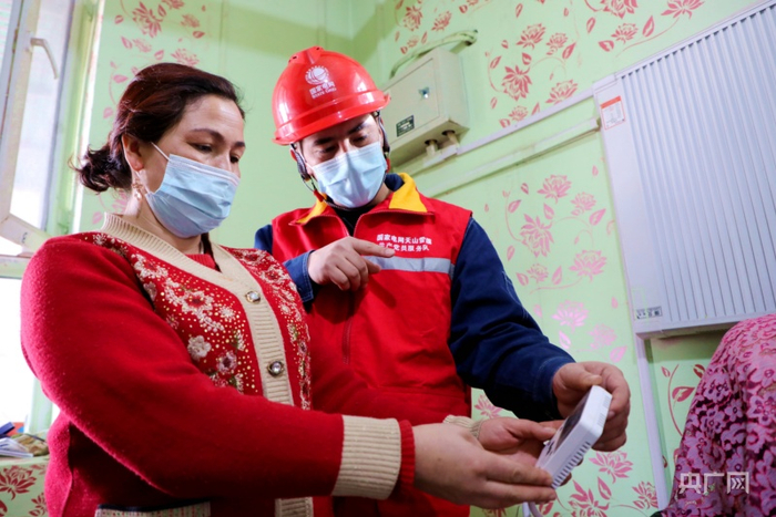 国网喀什供电公司党员服务队走访“煤改电”用户。 国网喀什供电公司供图 央广网发