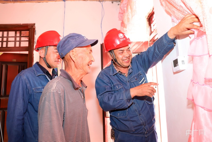 为用户讲解电采暖的使用方法和注意事项。国网喀什供电公司供图 央广网发