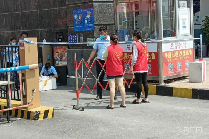 在皇江御景小区，党员和物业工作人员联络，了解最新情况（央广网发 鲤城区委组织部供图）