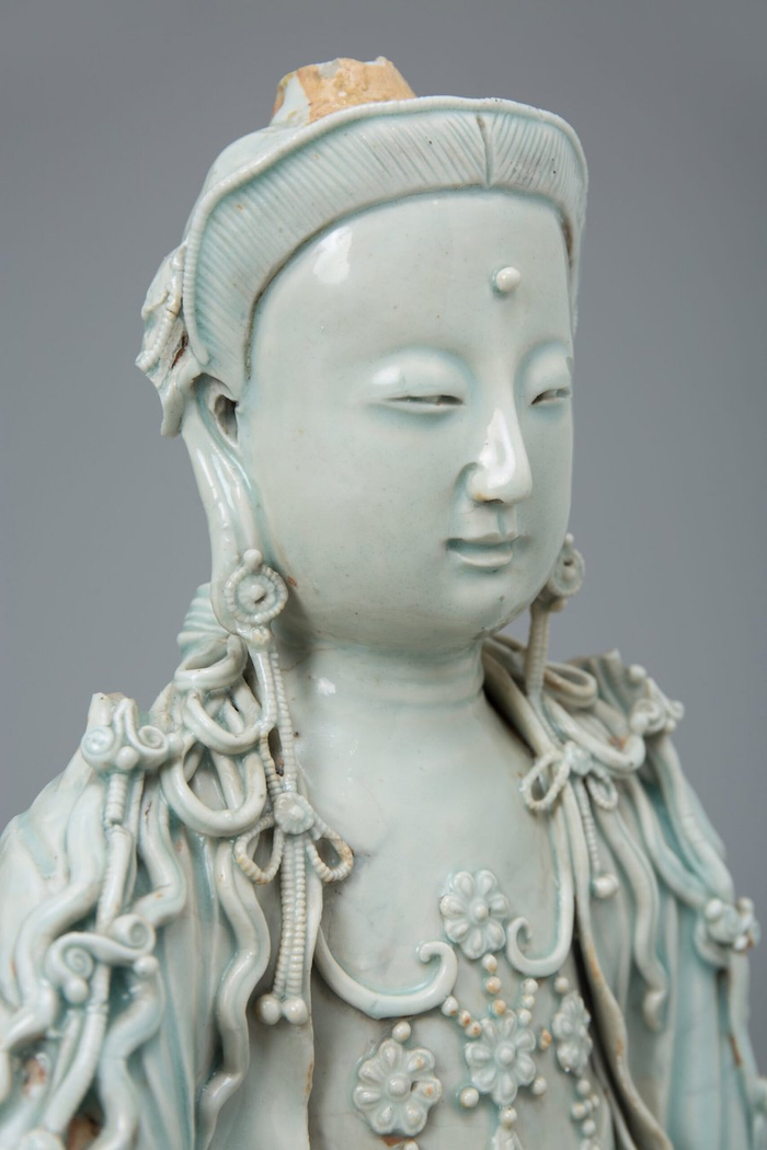 元代景德镇青白瓷观音像（局部）图源：伦敦大学文莱美术馆