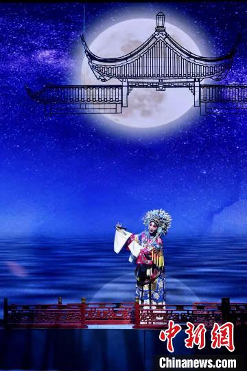 《贵妃醉酒》选段“海岛冰轮初转腾”表演，福建京剧院青年演员王芬饰演杨玉环。　福建京剧院供图