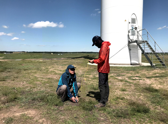 研究人员在现场收集监测数据。